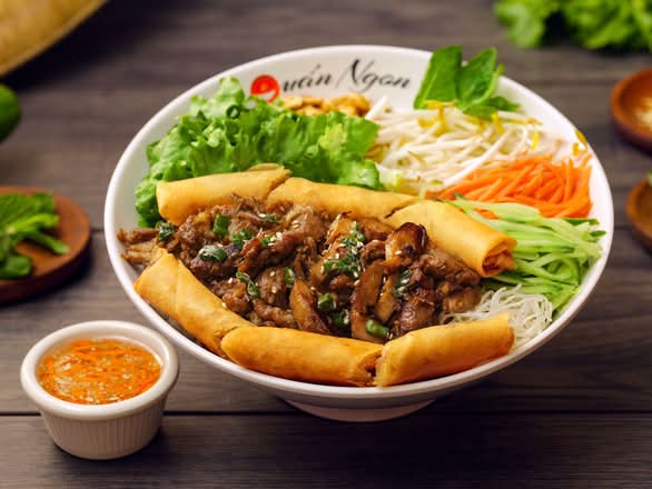 D4. Grilled Lemongrass Chicken Vermicelli