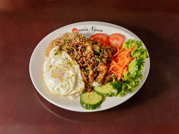 E5. Grilled Chicken and Shredded Pork Skin Rice