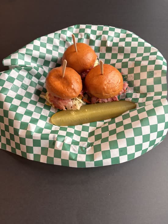 Mini Burgers au Viande Fumée / Smoked Meat Sliders