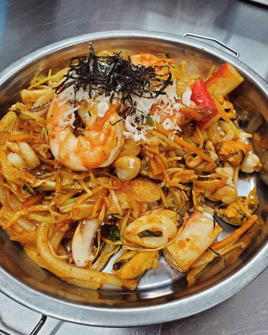 Spicy seafood yaki udon