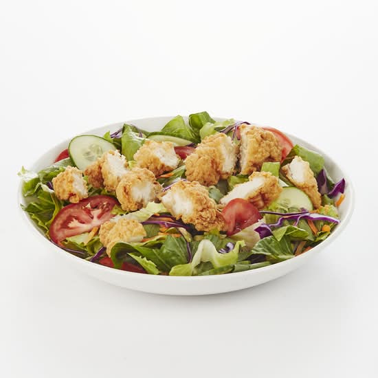 Repas salade maison avec filet de poulet croustillant / House salad with crispy chicken