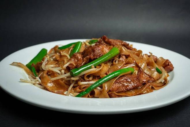 Hủ Tiếu Xào Bò- Stir-Fried Rice Noodles with Beef, Bean Sprouts, and Green Onions