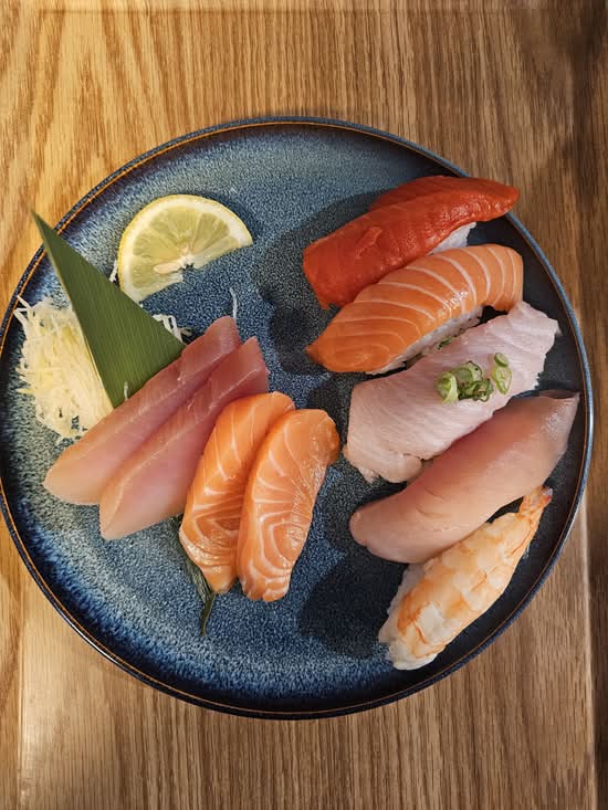 Sushi and Sashimi Combo (9 pcs)