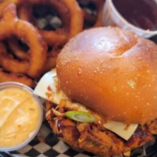 Burger porc effiloché fumé BBQ aux oignons croustillants