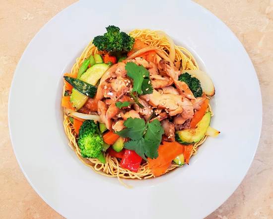Poulet Sauté aux Légumes sur Nouilles Croustillantes