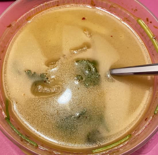 14. Soupe tom yum aux crevettes avec lait de coco / Tom Yum Shrimp Soup with Coconut Milk