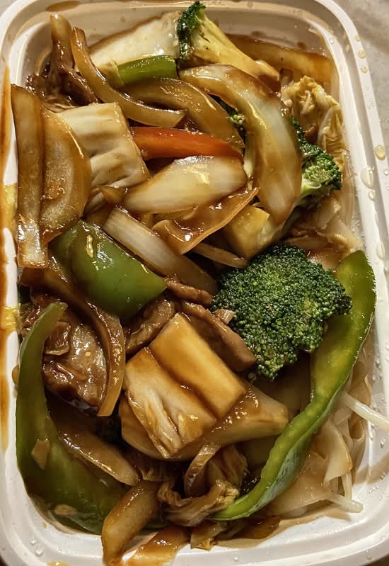 72. Nouilles de riz sautees au poulet ou boeuf et legumes chinois / Stir fried rice noodles with chicken or beef and chinese vegetables