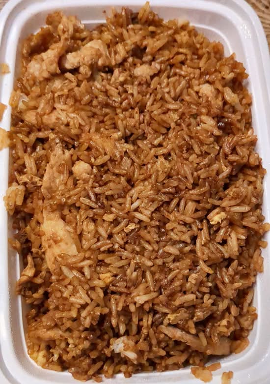90. Riz frit au poulet / Chicken fried rice