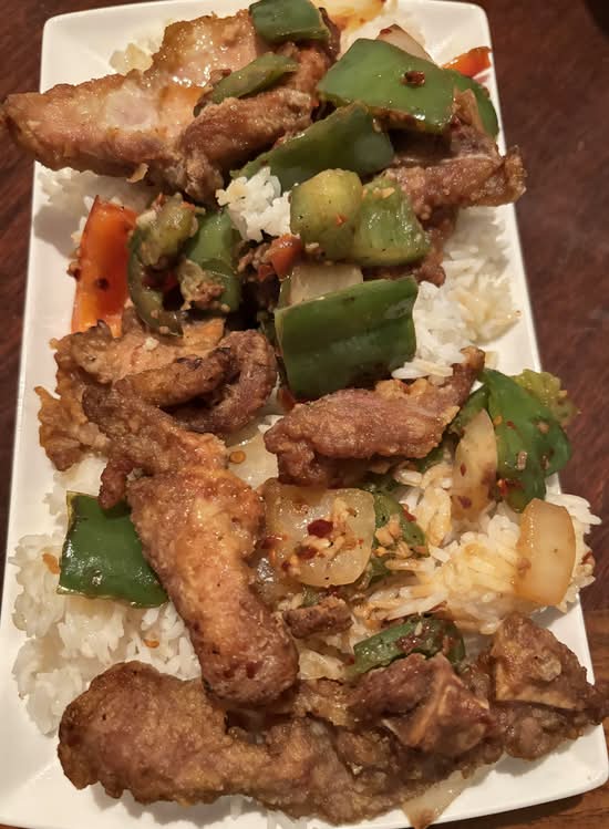 86. Riz avec cotelette de porc sel et poivre / Rice topped with pork chop in sate and pepper