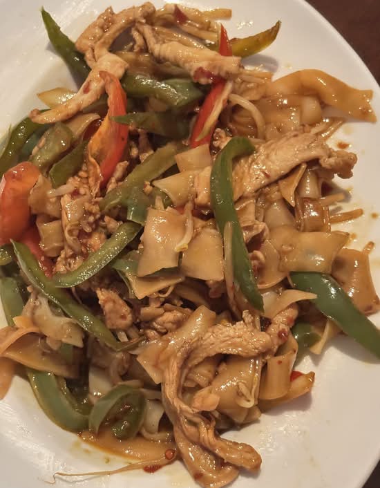 65. Noulles de riz sautees au poulet a la sauce chili / Stir fried chicken rice noodle with chili sauce