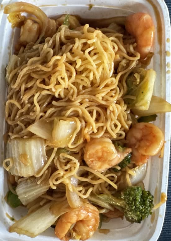 69. Chow mein ou nouilles der riz sautees aux crevettes / Shrimp Chow mein or rice noodles