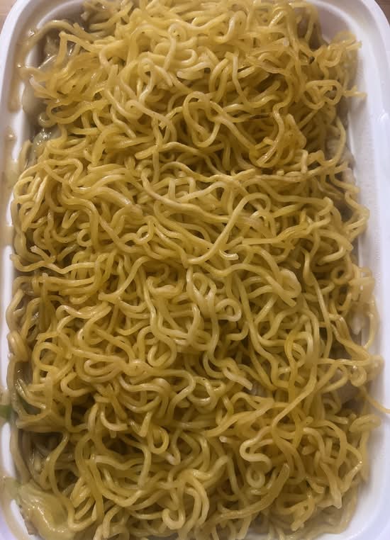 70. Chow mein ou nouilles de riz sautes au poulet / Chicken chow mein or rice noodles
