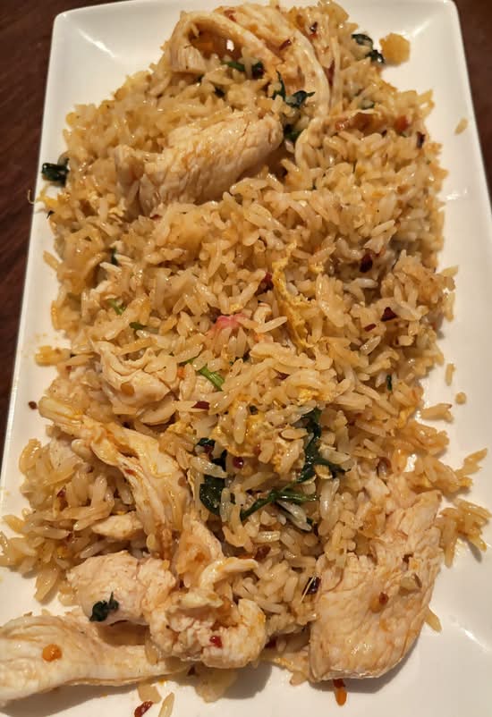 92. Riz frit au poulet et feuilles de basilic / Chicken and basil leaves fried rice