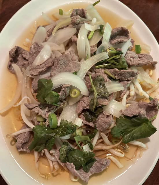 52. Soupe tom yum avec bœuf et nouilles / Tom Yum Beef Noodle Soup