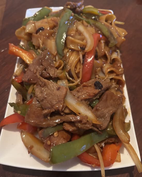 74. Nouilles der riz sautees au boeuf ou poulet et sauce aux feves noires grillees /Stir fried rice noodles with beef or Chicken in black bean sauce
