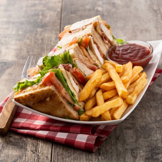Club sandwich au viande fumee et fromage / Smoked Meat and Cheese Club Sandwich