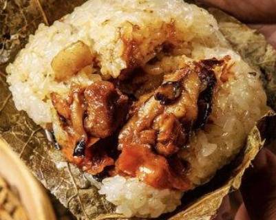 E6. Chicken Sticky Rice in Lotus Leaf (2pcs)
